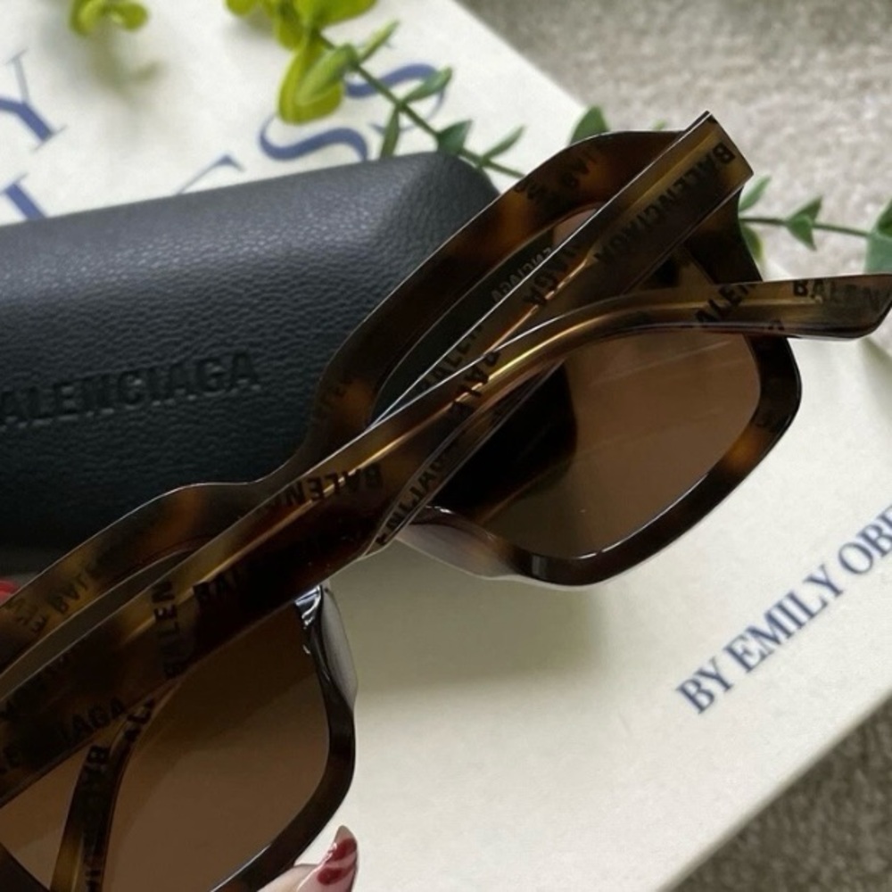 Balenciaga Brown Tortoise Sunglasses super cute come with case